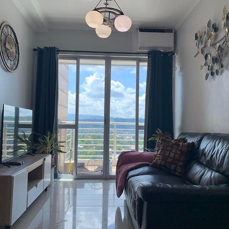 Spacious 2-Bedroom Condo,Wifi,Netflix,Free Parking Cagayan de Oro Esterno foto