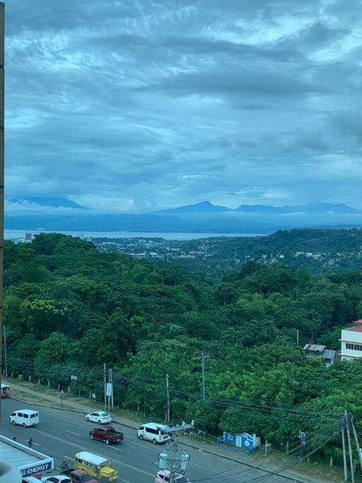Spacious 2-Bedroom Condo,Wifi,Netflix,Free Parking Cagayan de Oro Esterno foto