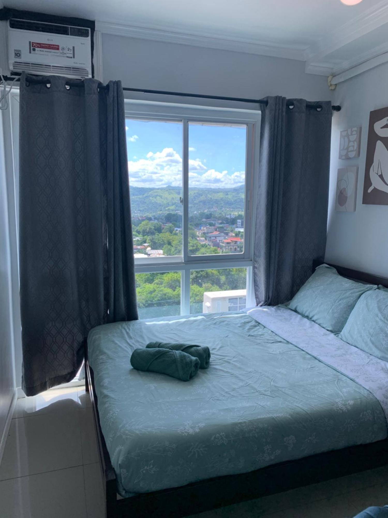 Spacious 2-Bedroom Condo,Wifi,Netflix,Free Parking Cagayan de Oro Esterno foto